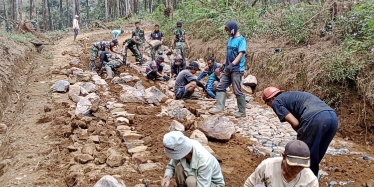 Semangat TNI dan Warga Terus Menata dan Ratakan Batu di Lokasi TMMD