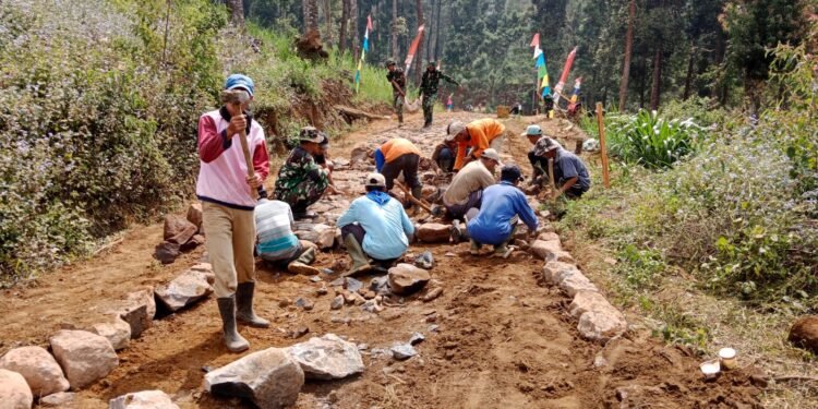 Semangat TNI dan Warga Terus Menata dan Ratakan Batu di Lokasi TMMD
