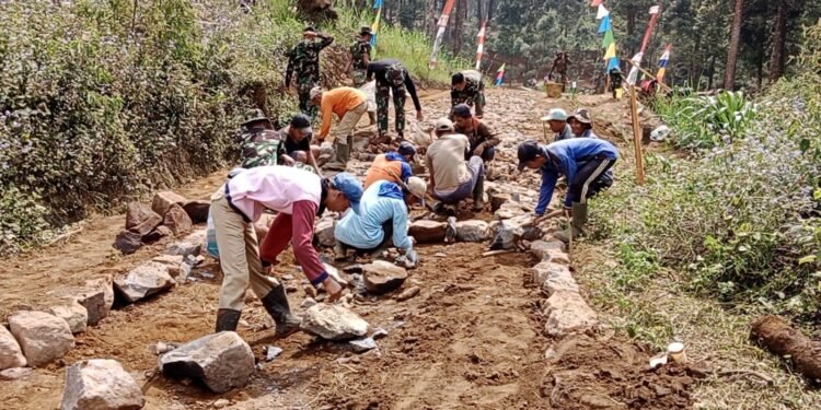 Semangat TNI dan Warga Terus Menata dan Ratakan Batu di Lokasi TMMD