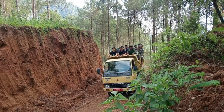 Dum Truk jadi Angkutan Masal Satgas TMMD dan Masyarakat Menuju Sasaran Lokasi