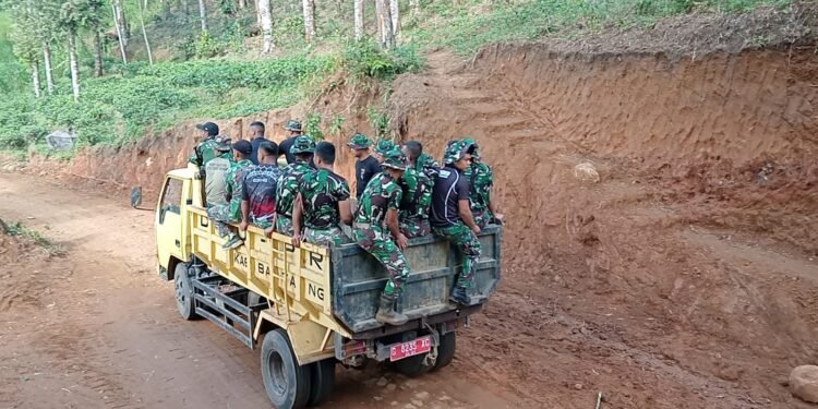 Dum Truk jadi Angkutan Masal Satgas TMMD dan Masyarakat Menuju Sasaran Lokasi