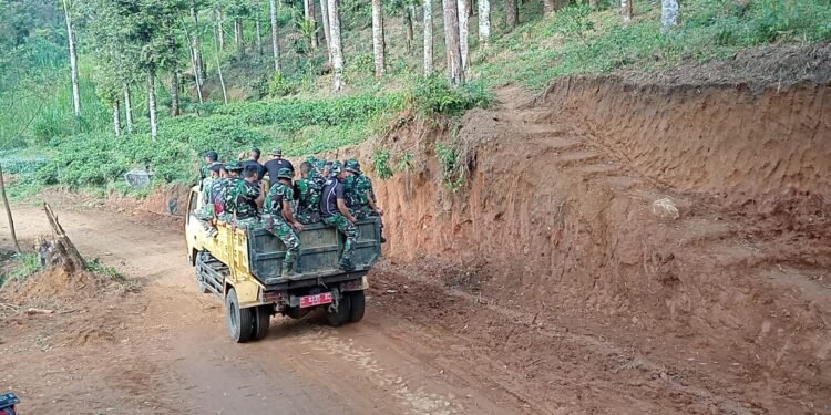 Dum Truk jadi Angkutan Masal Satgas TMMD dan Masyarakat Menuju Sasaran Lokasi