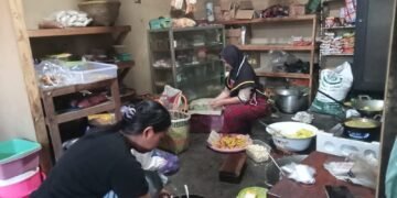 Mendukung Kegiatan TMMD Reguler Ke 121 Ibu – Ibu Desa Pacet Masak Untuk Satgas TMMD