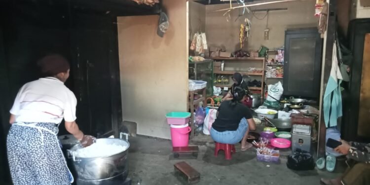 Mendukung Kegiatan TMMD Reguler Ke 121 Ibu – Ibu Desa Pacet Masak Untuk Satgas TMMD