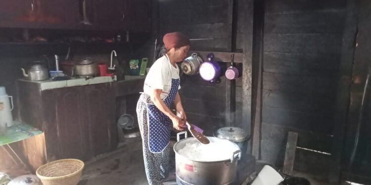 Mendukung Kegiatan TMMD Reguler Ke 121 Ibu – Ibu Desa Pacet Masak Untuk Satgas TMMD