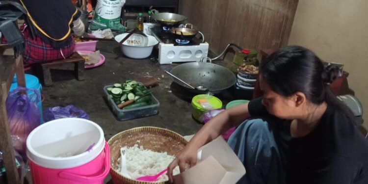 Mendukung Kegiatan TMMD Reguler Ke 121 Ibu – Ibu Desa Pacet Masak Untuk Satgas TMMD