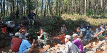 Manfaatkan Waktu Istirahat, Satgas TMMD Ngobrol Santai Dengan Warga