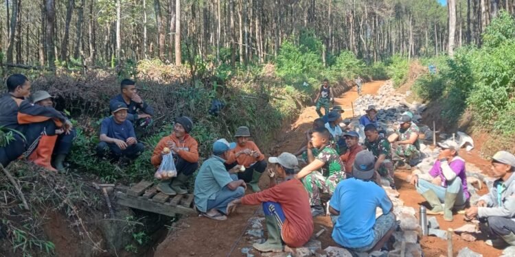Manfaatkan Waktu Istirahat, Satgas TMMD Ngobrol Santai Dengan Warga