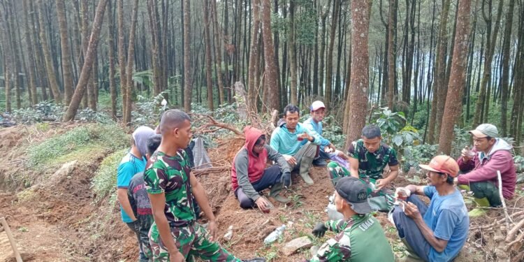 Manfaatkan Waktu Istirahat, Satgas TMMD Ngobrol Santai Dengan Warga