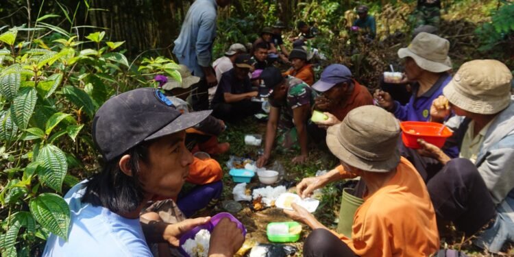 Pekerjaan Anggota Satgas TMMD Lebih Ringan Dengan Alat Bantu Angkong
