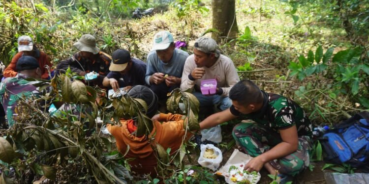 Pekerjaan Anggota Satgas TMMD Lebih Ringan Dengan Alat Bantu Angkong