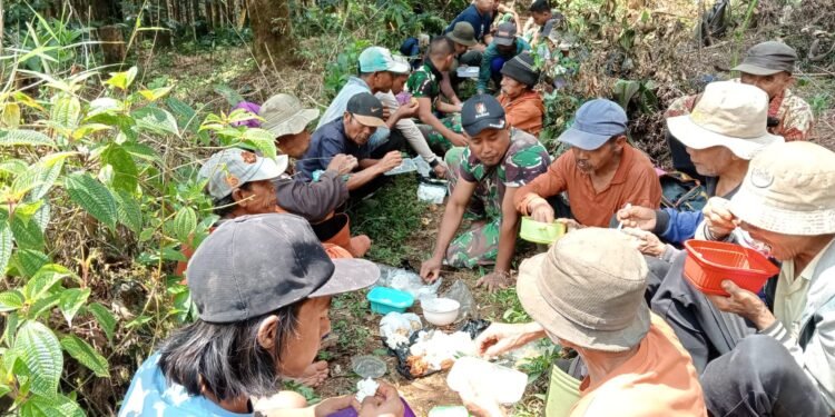 Pekerjaan Anggota Satgas TMMD Lebih Ringan Dengan Alat Bantu Angkong