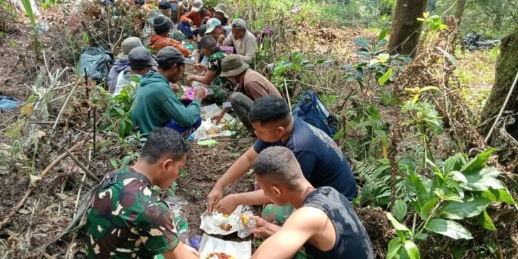 Pekerjaan Anggota Satgas TMMD Lebih Ringan Dengan Alat Bantu Angkong