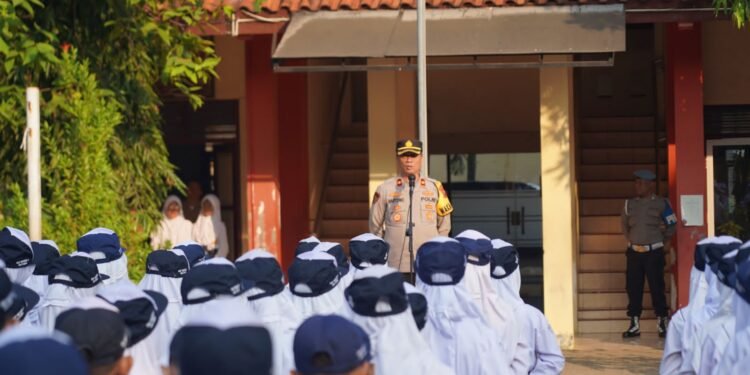 Wakapolres Batang Jadi Pembina Upacara di SMP N 3 Batang, Ajarkan Semangat Belajar Baru