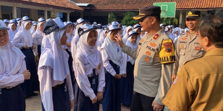 Wakapolres Batang Jadi Pembina Upacara di SMP N 3 Batang, Ajarkan Semangat Belajar Baru