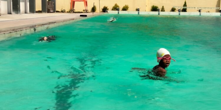 Liburan, Kolam THR Kramat jadi Ajang Berlatih Berenang