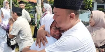 Tangis Haru Sambut Kepulangan Jemaah Haji Batang
