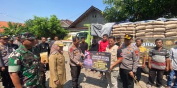 Kapolda Jateng Serahkan 1.000 Sak Semen Untuk Penanggulangan Gempa di Batang