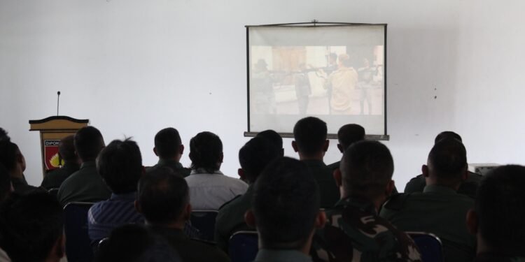 Anggota Kodim 0736/Batang Gelar Nonton Bareng Film The East (Sang Timur)