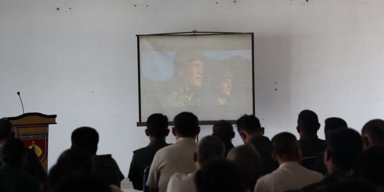Anggota Kodim 0736/Batang Gelar Nonton Bareng Film The East (Sang Timur)