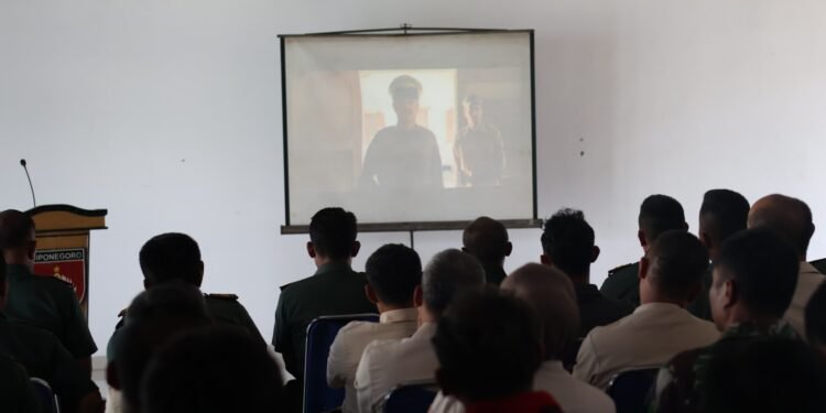 Anggota Kodim 0736/Batang Gelar Nonton Bareng Film The East (Sang Timur)