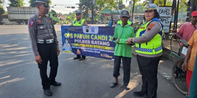 Satlantas Polres Batang Gelar Jumat Berkah dan Sosialisasi Operasi Patuh Candi 2024