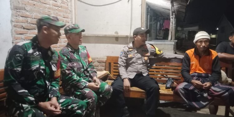 Patroli Malam, Salah Satu Upaya Babinsa Dan Bhabinkamtibmas Jaga Kondusifitas Desa Binaan
