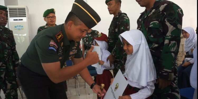 Dandim 0736/Batang Berikan Beasiswa Kepada Anak Anggota Yang Berprestasi