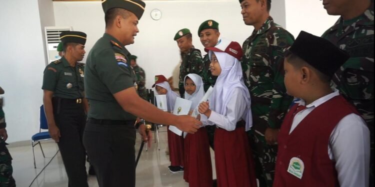 Dandim 0736/Batang Berikan Beasiswa Kepada Anak Anggota Yang Berprestasi