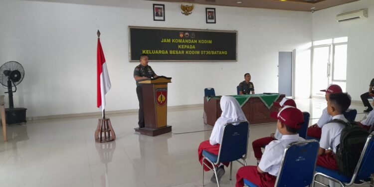 Dandim 0736/Batang Berikan Beasiswa Kepada Anak Anggota Yang Berprestasi