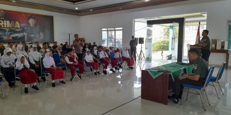 Dandim 0736/Batang Berikan Beasiswa Kepada Anak Anggota Yang Berprestasi