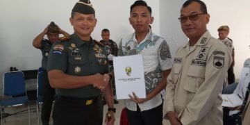 Dandim 0736/Batang Berikan Beasiswa Kepada Anak Anggota Yang Berprestasi