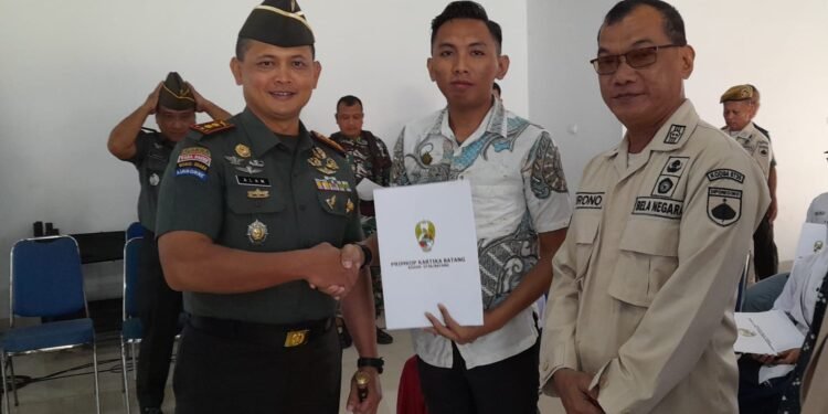 Dandim 0736/Batang Berikan Beasiswa Kepada Anak Anggota Yang Berprestasi