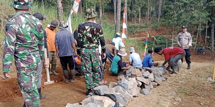 Kegitan TMMD Reguler Ke 121 TNI Polri Bahu Membahu Bersama Warga Membangun Jalan Di Desa Pacet