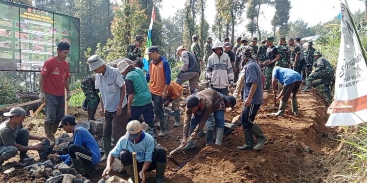 Kegitan TMMD Reguler Ke 121 TNI Polri Bahu Membahu Bersama Warga Membangun Jalan Di Desa Pacet
