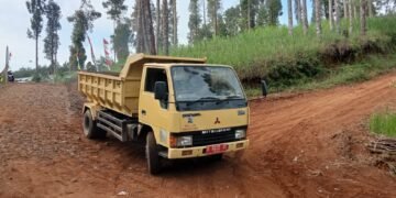 Satgas TMMD Ke 121 Terus Kerahkan Dump Truck Kerjakan Penimbunan Jalan