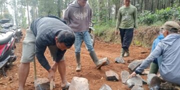 Kades Pacet Dendi Hermawan Bersama Warga Turut Kerja Bantu Satgas TMMD