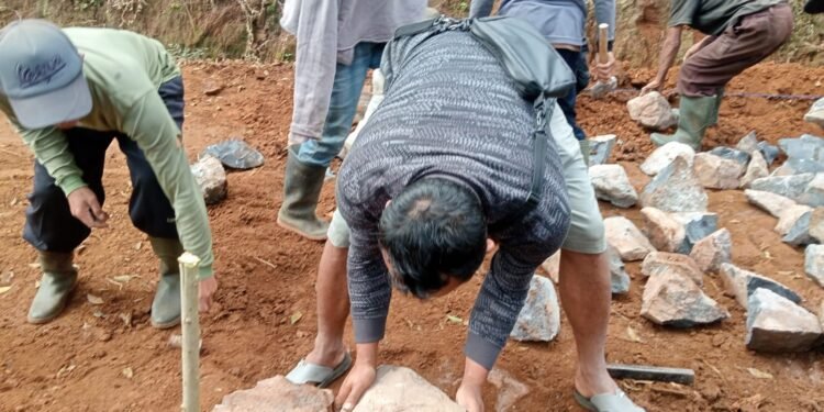 Kades Pacet Dendi Hermawan Bersama Warga Turut Kerja Bantu Satgas TMMD