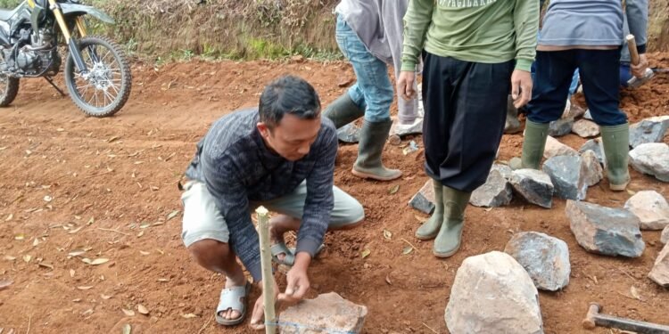Kades Pacet Dendi Hermawan Bersama Warga Turut Kerja Bantu Satgas TMMD