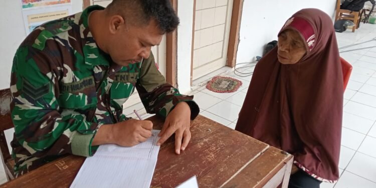 Pos Kesehatan Satgas TMMD Reguler 121 Batang Layani Warga Yang Berobat