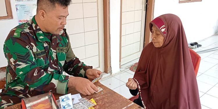 Pos Kesehatan Satgas TMMD Reguler 121 Batang Layani Warga Yang Berobat