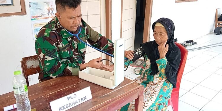 Pos Kesehatan Satgas TMMD Reguler 121 Batang Layani Warga Yang Berobat