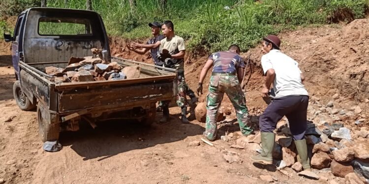 Satgas TMMD Bersama Warga Angkut Batu Material Gunakan Kendaraan Pick-up