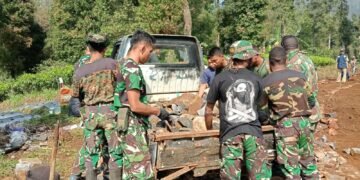 Satgas TMMD Bersama Warga Angkut Batu Material Gunakan Kendaraan Pick-up