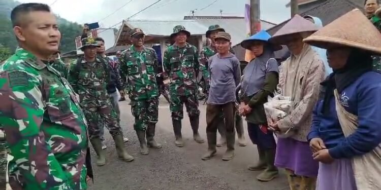 Dansatgas TMMD Sempatkan Waktu Berbincang Dengan Warga Saat Cek Lokasi