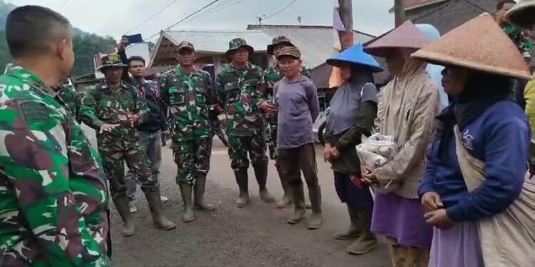 Dansatgas TMMD Sempatkan Waktu Berbincang Dengan Warga Saat Cek Lokasi