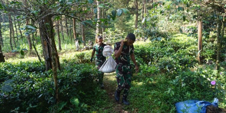 Melalui Jalan Yang Menanjak Anggota Satgas TMMD Reguler Ke 121 Angkut Bahan Material Dengan di Pikul Bersama