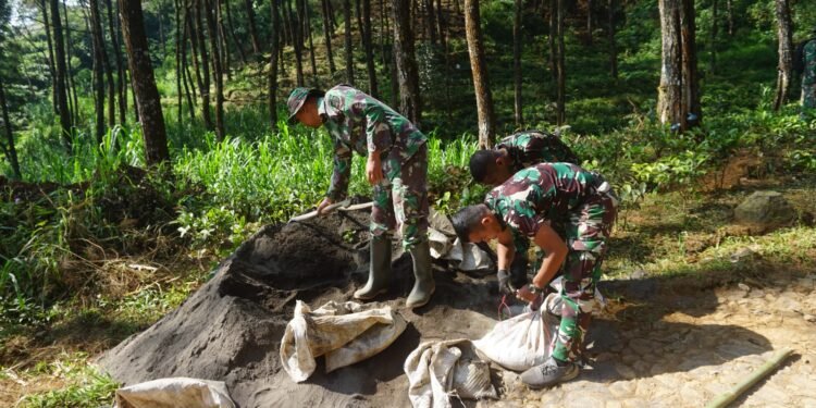 Melalui Jalan Yang Menanjak Anggota Satgas TMMD Reguler Ke 121 Angkut Bahan Material Dengan di Pikul Bersama
