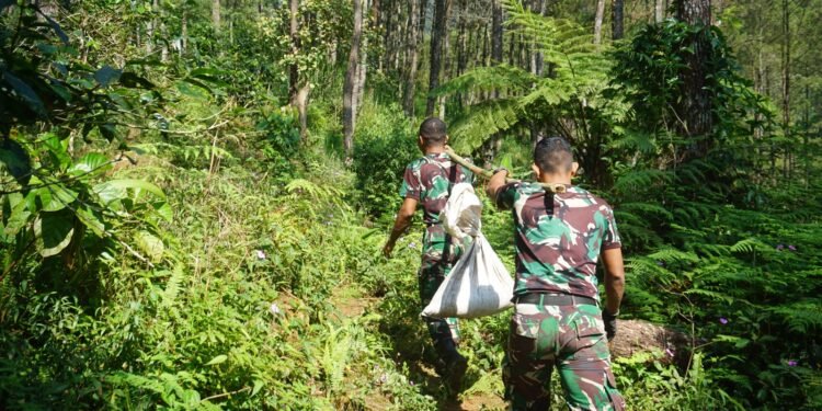 Melalui Jalan Yang Menanjak Anggota Satgas TMMD Reguler Ke 121 Angkut Bahan Material Dengan di Pikul Bersama