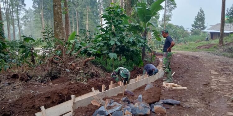 Fokuskan Pembangunan Drainase, Satgas TMMD Reguler 121 Siapkan Papan Bekisting